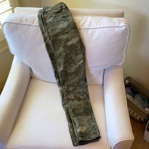 Urban Outfitters BDG Camo Skinny Moro Ankle Zip Jean (25)